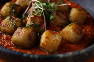 gnocchi de batata doce com ragu de linguiça caipira