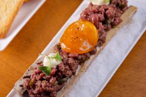 Tartar de Angus com gema curada e tutano.