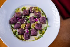 Gnocchi de batata Rocha com fonduta de parmesão e farofa de pistache