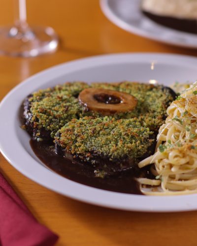 Ossobuco em crosta de gremolata crocante com linguine ao alho e óleo